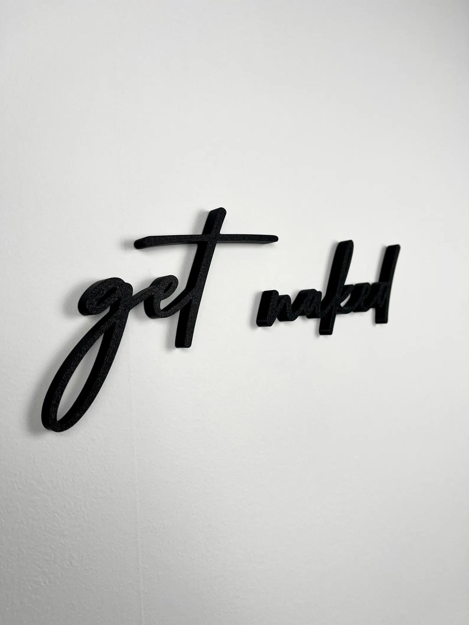3D Wanddeko „Get Naked“ – moderner Schriftzug für dein Badezimmer