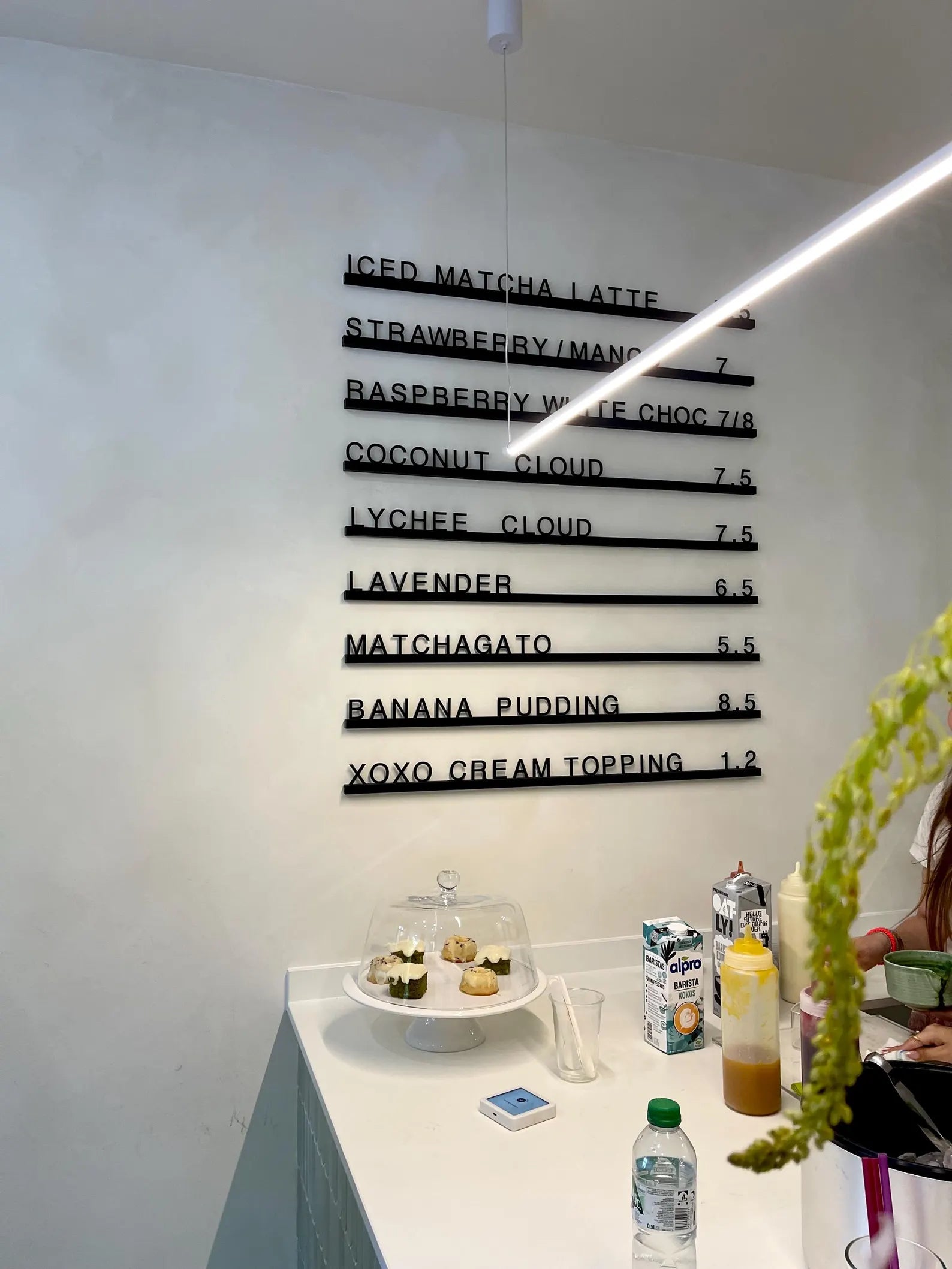 Modernes Menüboard für Cafés & Bars – flexibel & ohne Bohren