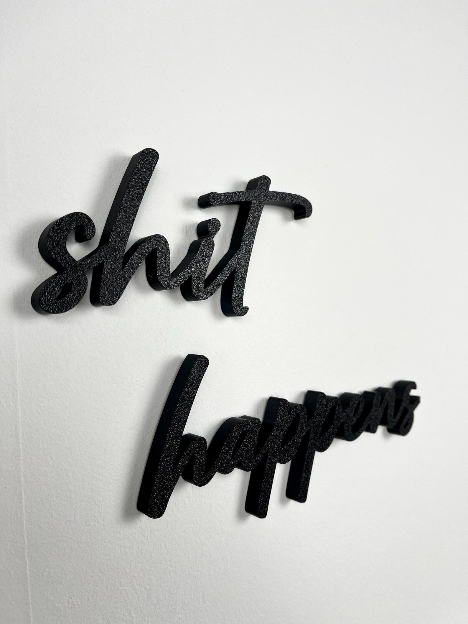 3D Wanddeko „Shit Happens“ – humorvoller Schriftzug für dein Badezimmer