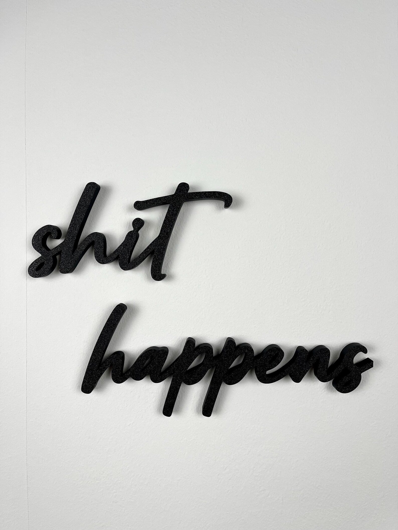 3D Wanddeko „Shit Happens“ – humorvoller Schriftzug für dein Badezimmer