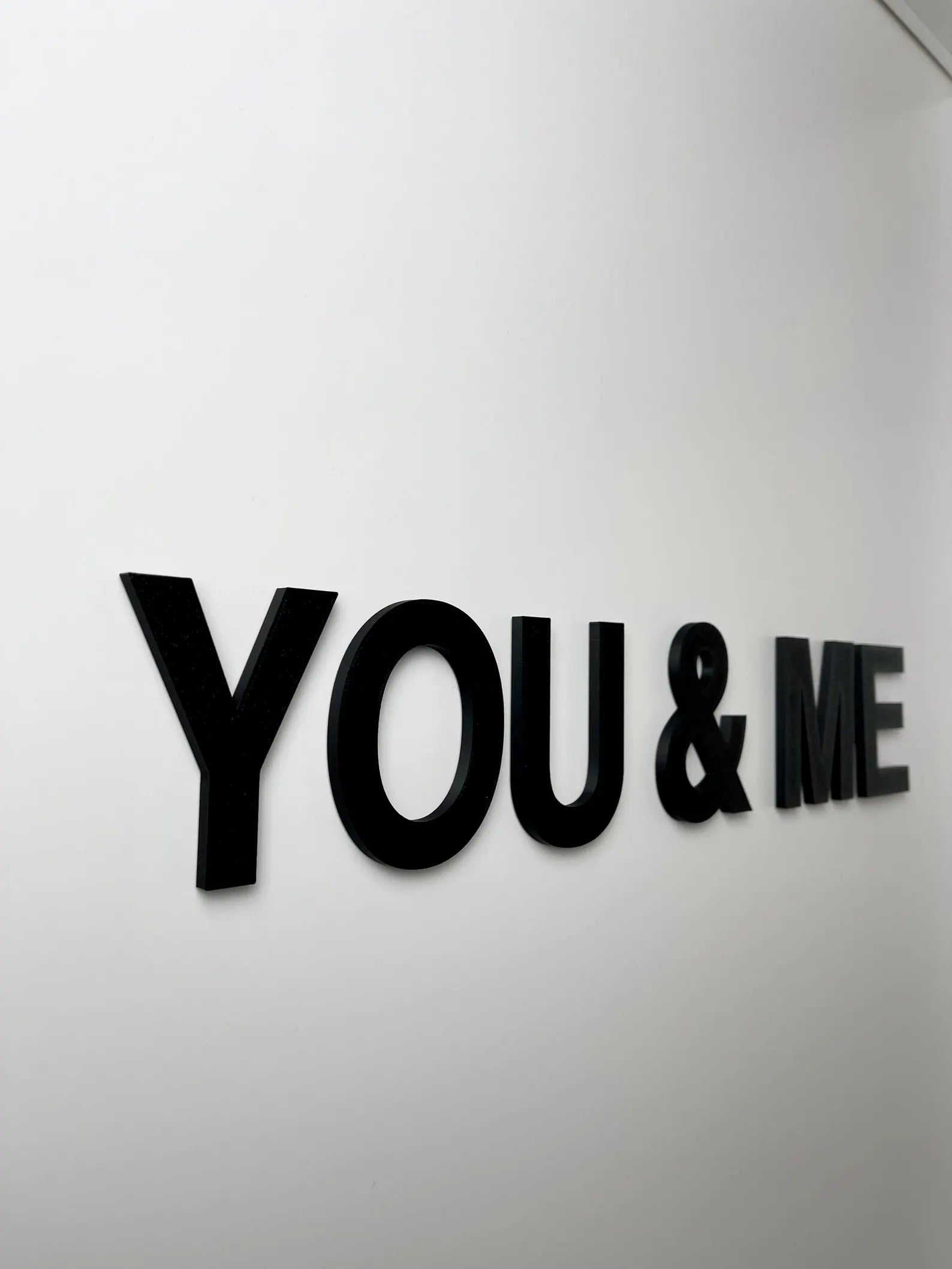3D Wanddeko „You &amp; Me“ – moderner Schriftzug für dein Zuhause