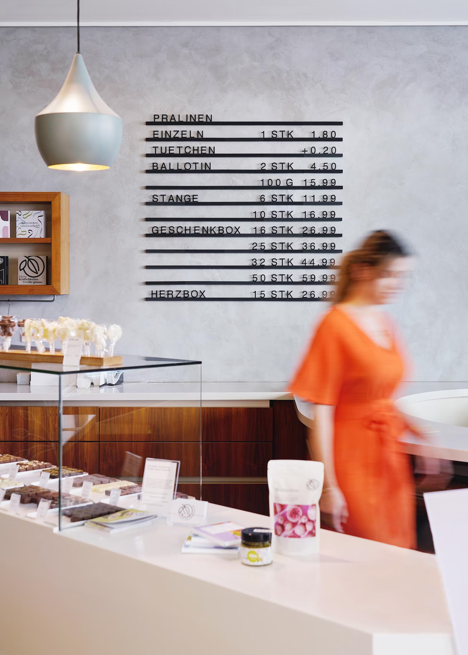 Modernes Menüboard für Cafés & Bars – flexibel & ohne Bohren