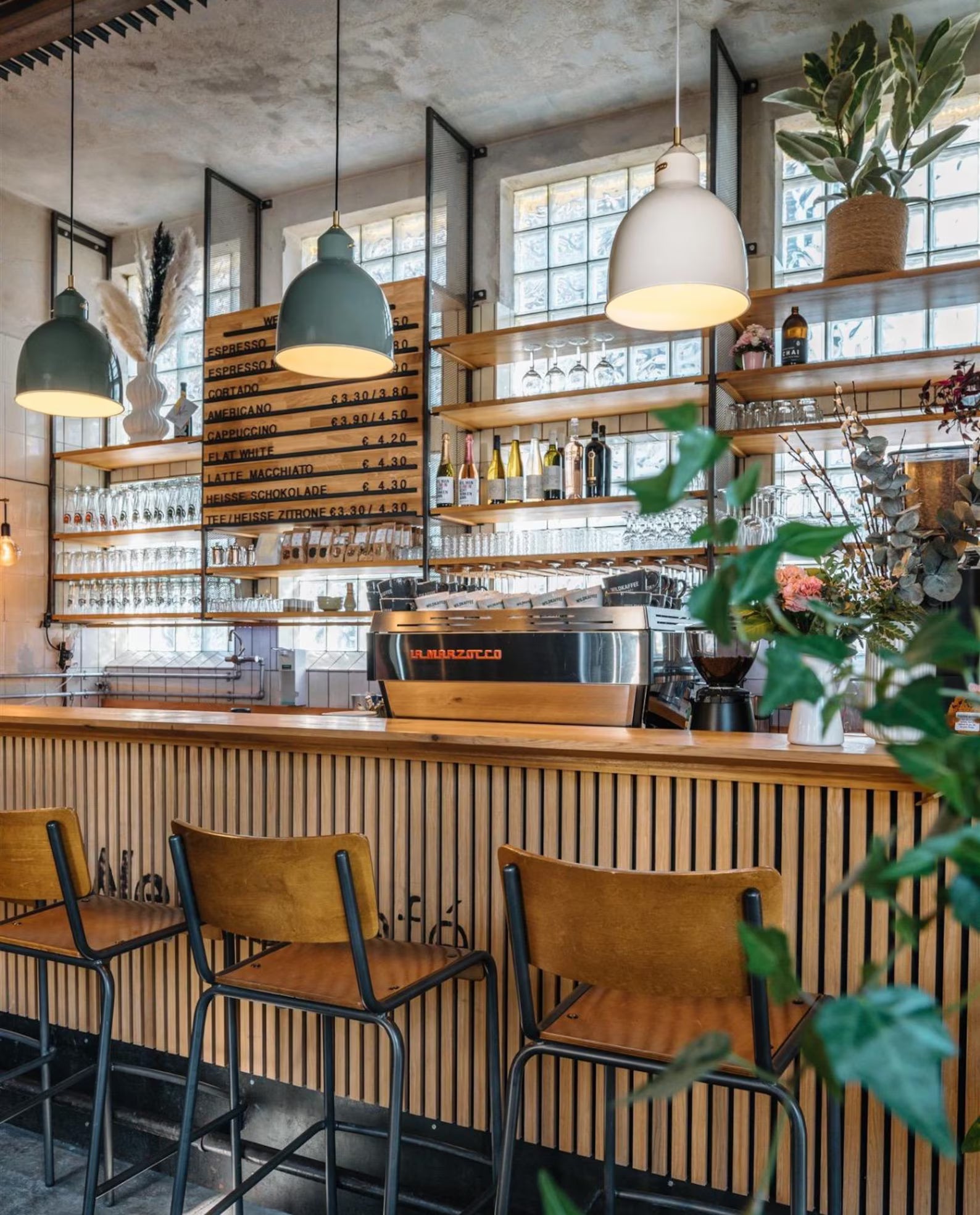 Modernes Menüboard für Cafés & Bars – flexibel & ohne Bohren