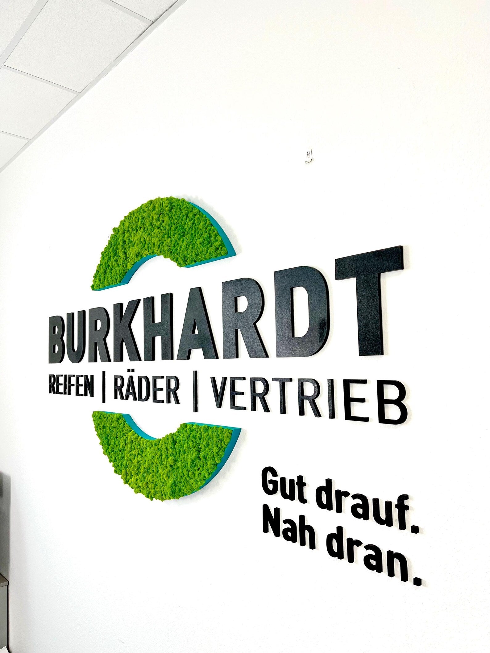3D Firmenlogo für die Wand – individuell gefertigt mit oder ohne Moos
