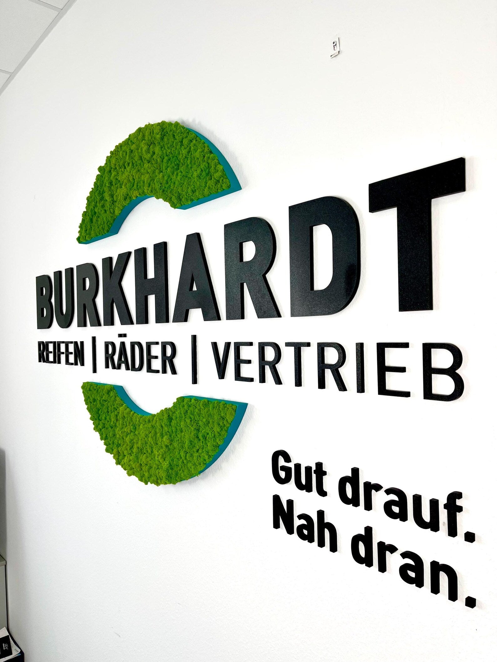 3D Firmenlogo für die Wand – individuell gefertigt mit oder ohne Moos