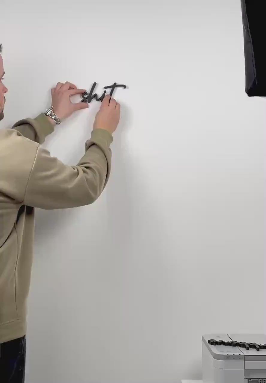 3D Wanddeko „Shit Happens“ – humorvoller Schriftzug für dein Badezimmer